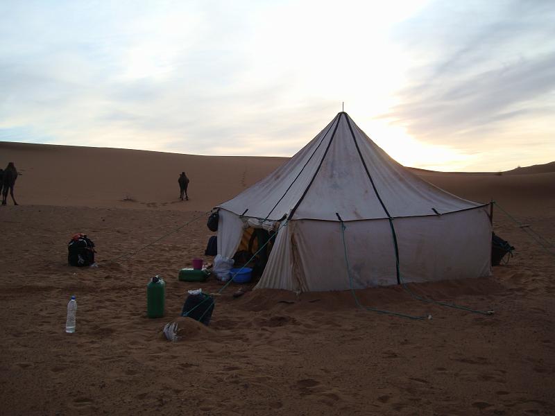 DSC05605.JPG - le petit déjeuner, durant la nuit tonnerre à quelques km plus au nord