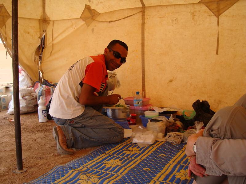 DSC05646.JPG - Khaled prépare le repas