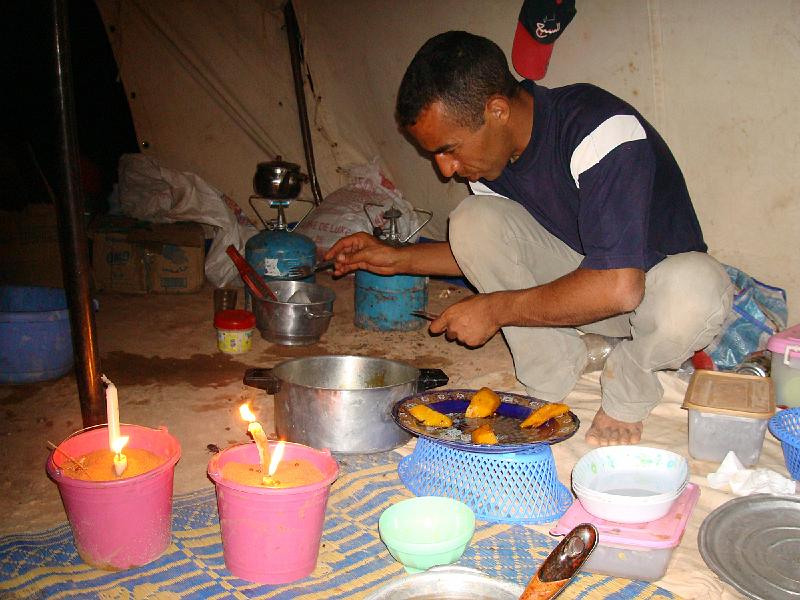 DSC05761.JPG - préparation du dernier repas sous la tente